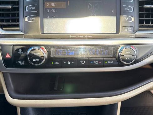 Used 2019 Toyota Highlander XLE AWD/4WD image 28