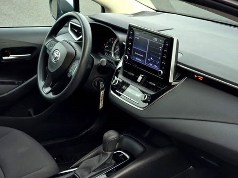 Used 2020 Toyota Corolla LE image 16