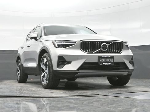 Used 2025 Volvo XC40 B5 Plus image 16