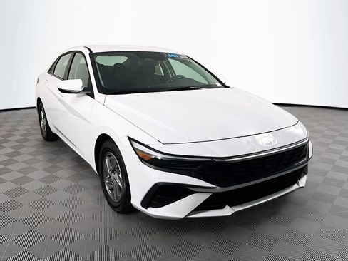 Certified 2025 Hyundai Elantra SE image 3