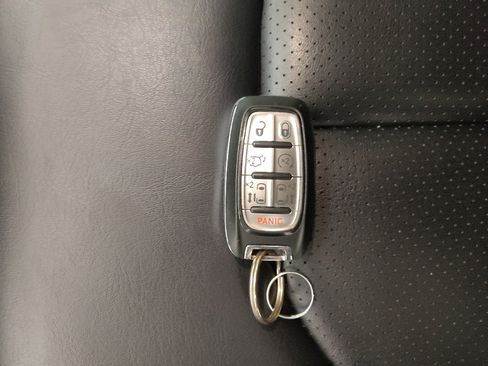 Used 2023 Chrysler Pacifica Touring-L image 32