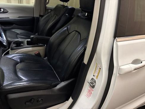 Used 2021 Chrysler Pacifica Touring-L w/ Uconnect Theater Family Group AWD/4WD image 12