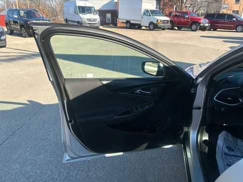 Used 2017 Chevrolet Malibu LT image 13