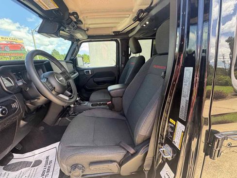 Used 2025 Jeep Wrangler Unlimited Rubicon w/ Convenience Group AWD/4WD image 7