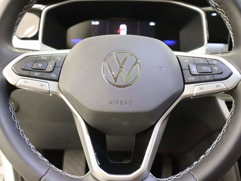 Used 2025 Volkswagen Taos SE w/ Panoramic Sunroof Package image 12