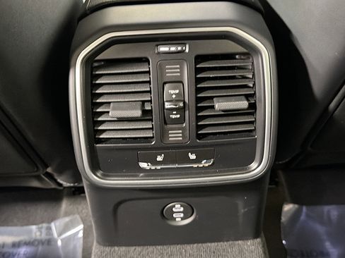 Used 2025 Porsche Macan image 20