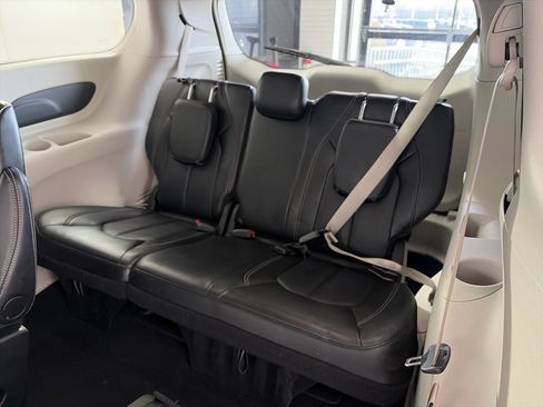 Used 2024 Chrysler Pacifica Touring-L image 8