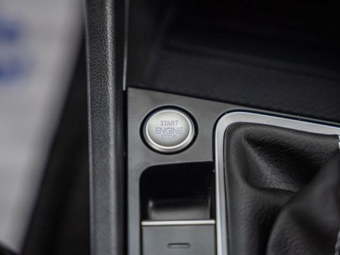 Used 2025 Volkswagen Jetta SE FWD image 23