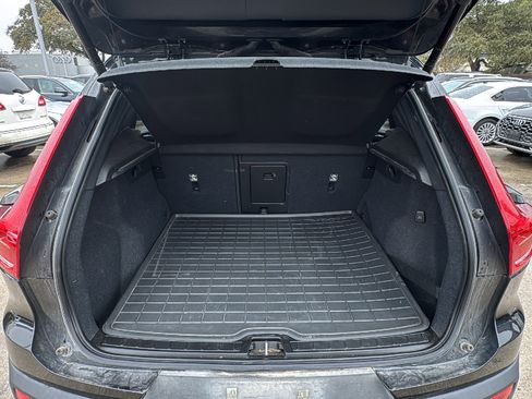 Used 2020 Volvo XC40 T5 Momentum w/ Protection Package Premier image 25