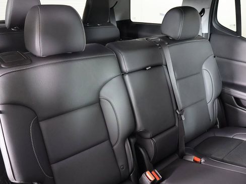 Used 2023 GMC Acadia SLT image 36