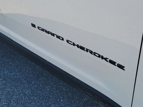 New 2025 Jeep Grand Cherokee Limited w/ Black Appearance Package AWD/4WD image 40