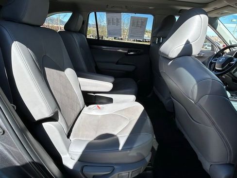 Used 2023 Toyota Highlander Platinum image 29