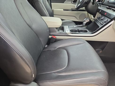 Used 2022 Kia Carnival LX FWD image 19