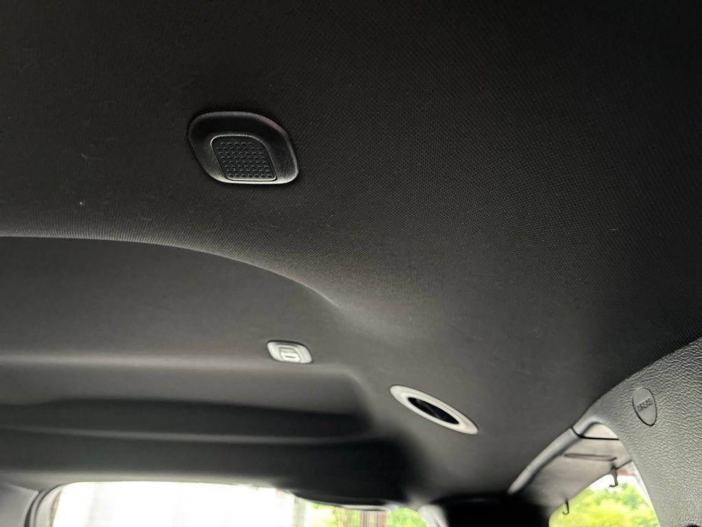 Used 2023 Chrysler Pacifica Limited w/ S Appearance Package FWD image 26