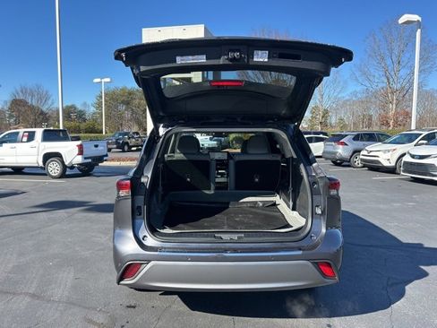 Used 2024 Toyota Highlander Platinum image 7