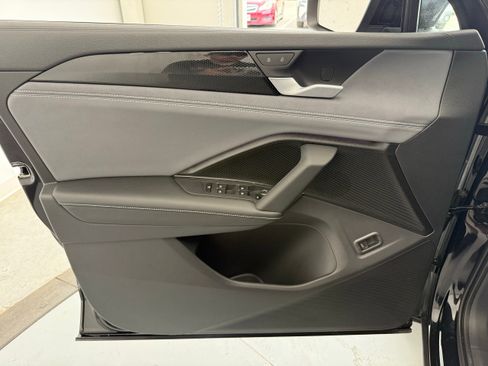 New 2025 Volkswagen Tiguan SE image 11