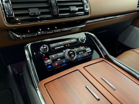 Used 2024 Lincoln Navigator Reserve image 17