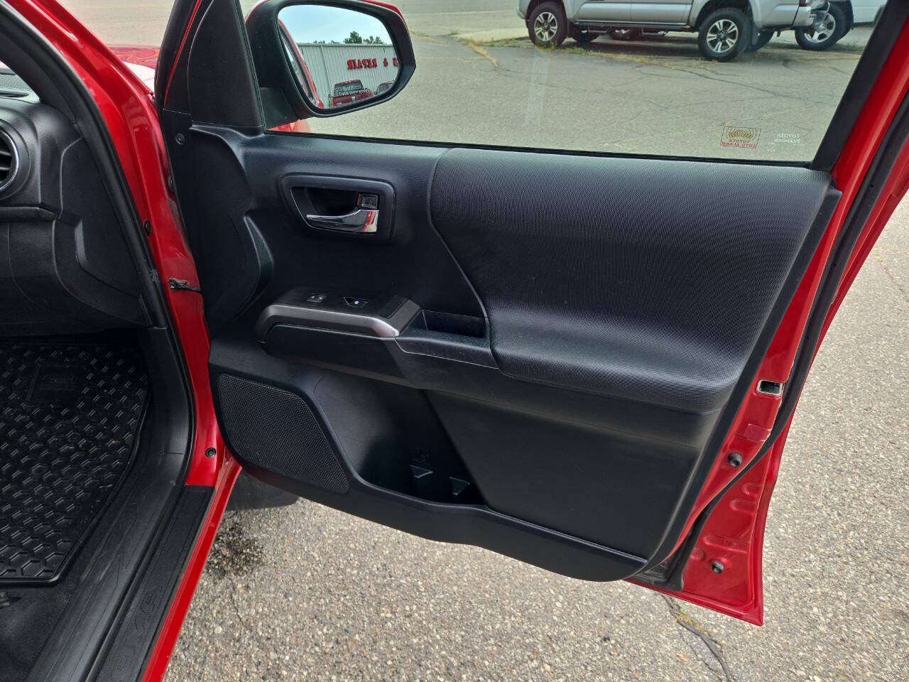 Used 2017 Toyota Tacoma SR5 AWD/4WD image 29