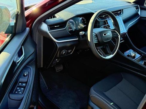 Certified 2025 Jeep Grand Cherokee Laredo image 9