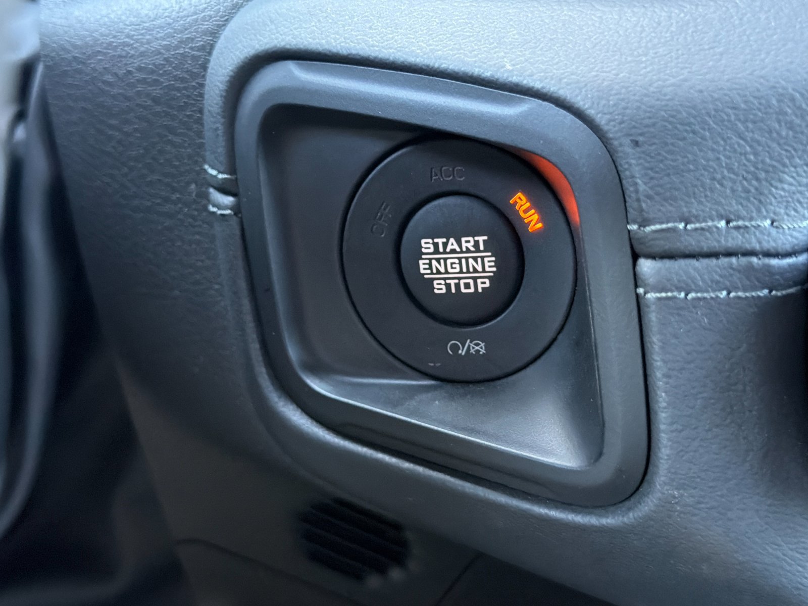 Used 2024 Jeep Wrangler Unlimited Sahara w/ Technology Group AWD/4WD image 26