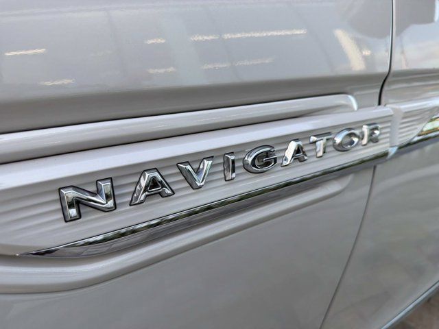 Used 2022 Lincoln Navigator Reserve AWD/4WD image 9