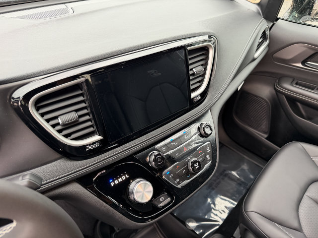 New 2026 Chrysler Pacifica Select AWD/4WD image 19