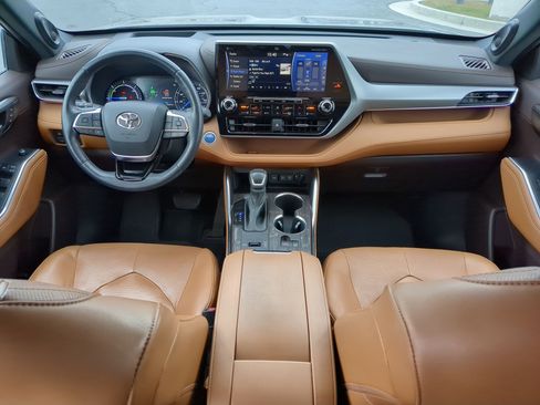 Used 2021 Toyota Highlander Platinum image 19