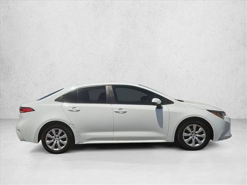 Used 2022 Toyota Corolla LE FWD image 4