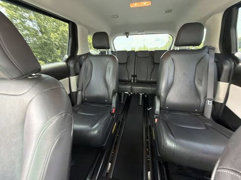 Used 2024 Kia Carnival LX FWD image 27