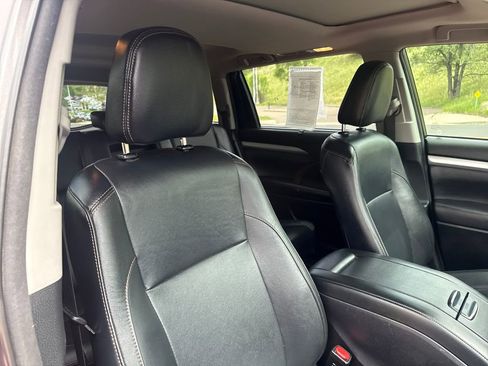 Used 2017 Toyota Highlander XLE AWD/4WD image 34