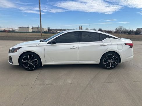 Used 2023 Nissan Altima 2.5 SR w/ SR Premium Package image 8