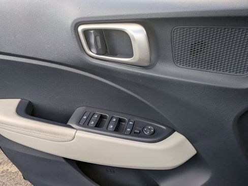 Certified 2021 Hyundai Venue image 9