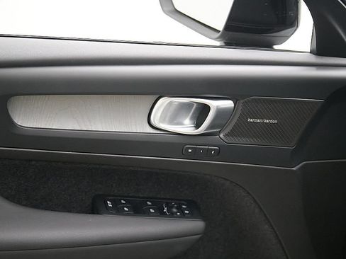 Certified 2025 Volvo XC40 B5 Ultra AWD/4WD image 11