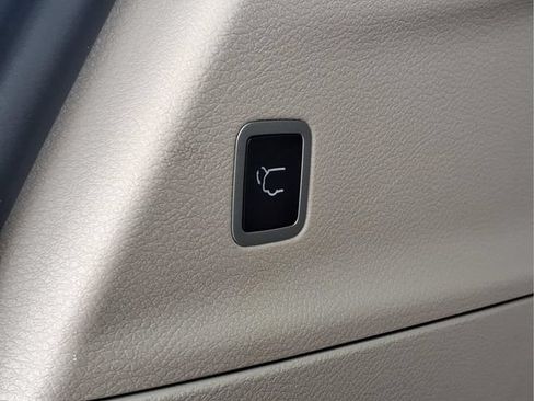 Used 2024 Chrysler Pacifica Touring-L FWD image 24