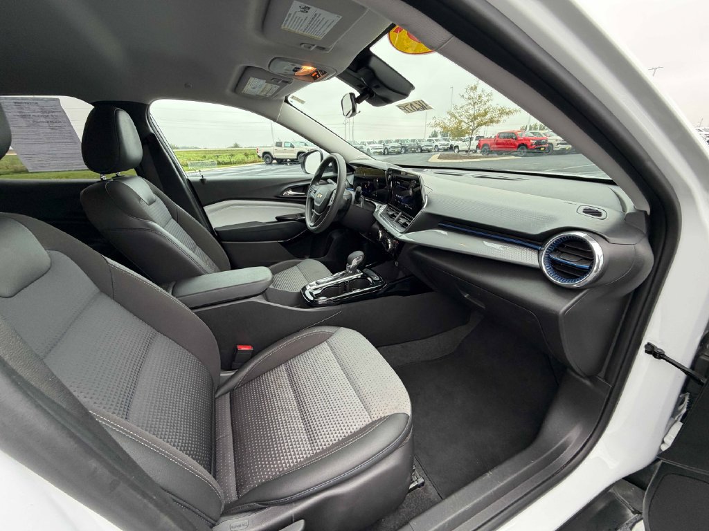 Used 2025 Chevrolet Trax LT FWD image 23