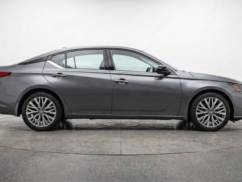 Used 2025 Nissan Altima 2.5 SV FWD image 11