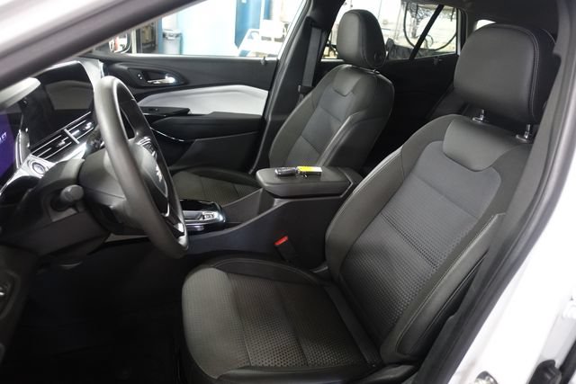Used 2025 Chevrolet Trax LT FWD image 11