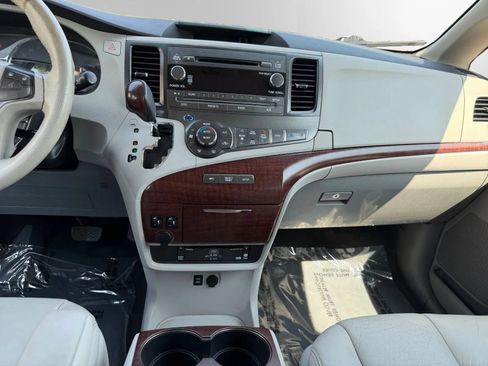 Used 2011 Toyota Sienna XLE w/ Entertainment Pkg FWD image 11