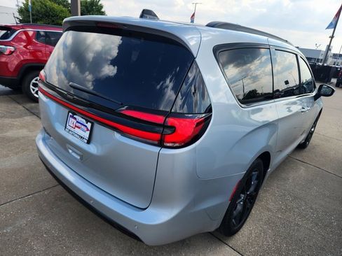 New 2026 Chrysler Pacifica Select w/ S Appearance Package image 3