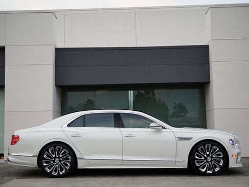 New 2026 Bentley Flying Spur Plug-In Hybrid image 5