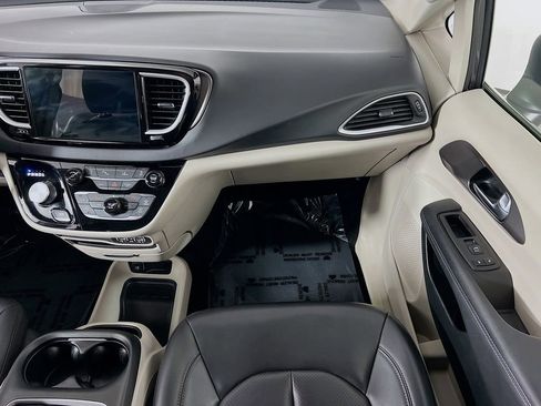 Used 2023 Chrysler Pacifica Touring-L FWD image 20