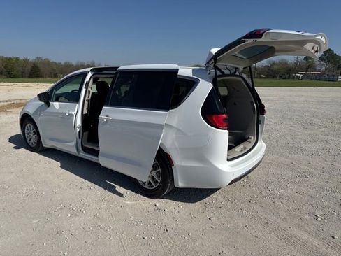 Used 2024 Chrysler Pacifica Touring-L FWD image 4