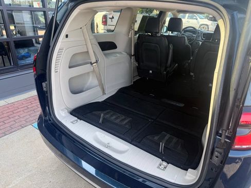 Used 2023 Chrysler Pacifica Touring-L FWD image 8