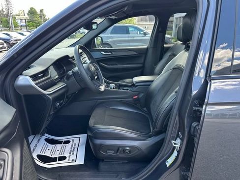 Used 2023 Jeep Grand Cherokee Altitude AWD/4WD image 27