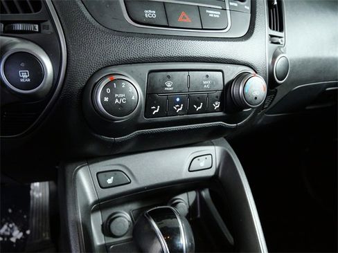 Used 2015 Hyundai Tucson SE image 18