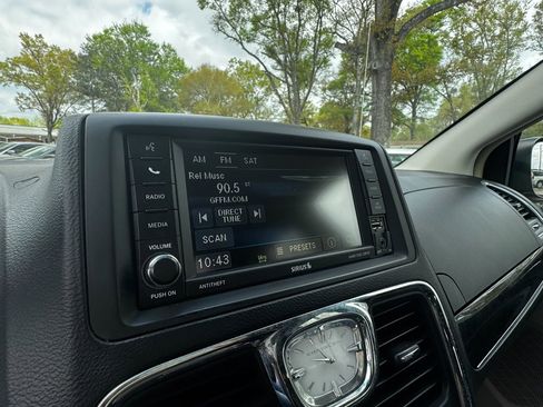 Used 2016 Chrysler Town & Country Touring image 28