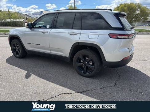 Used 2023 Jeep Grand Cherokee Limited w/ Luxury Tech Group II AWD/4WD image 4