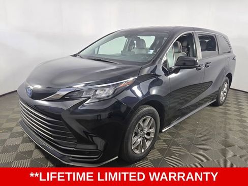 Used 2025 Toyota Sienna LE image 3