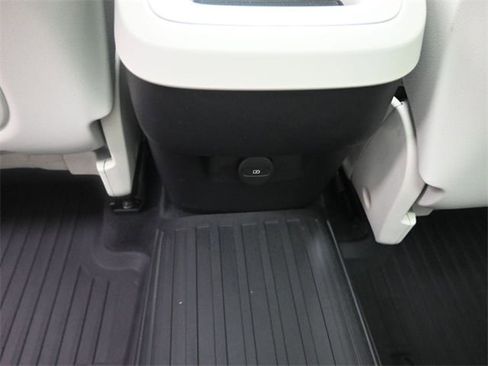 Certified 2022 Volvo XC60 B5 Momentum w/ Climate Package image 22