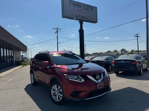 Used 2016 Nissan Rogue SV image 1